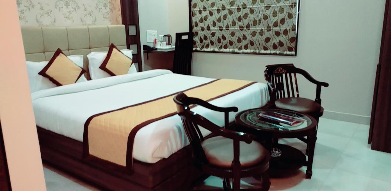 Hotel Ozas Grand Varanasi Exterior foto