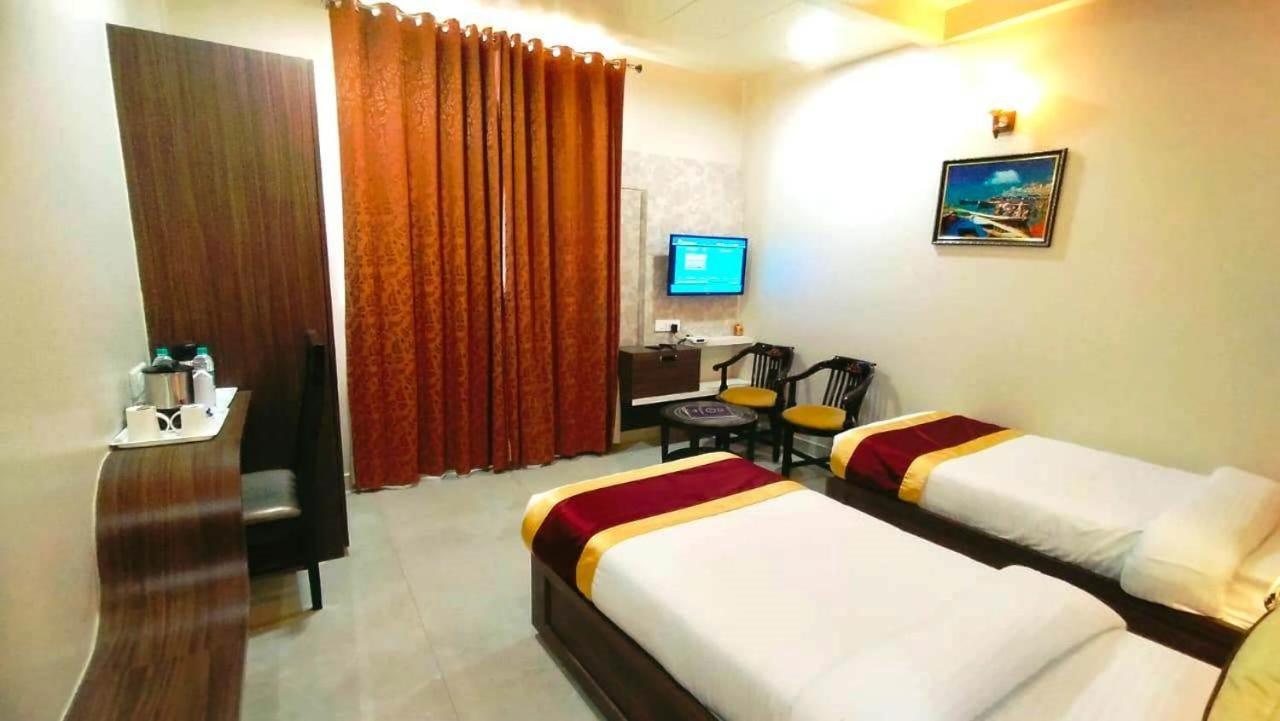 Hotel Ozas Grand Varanasi Exterior foto