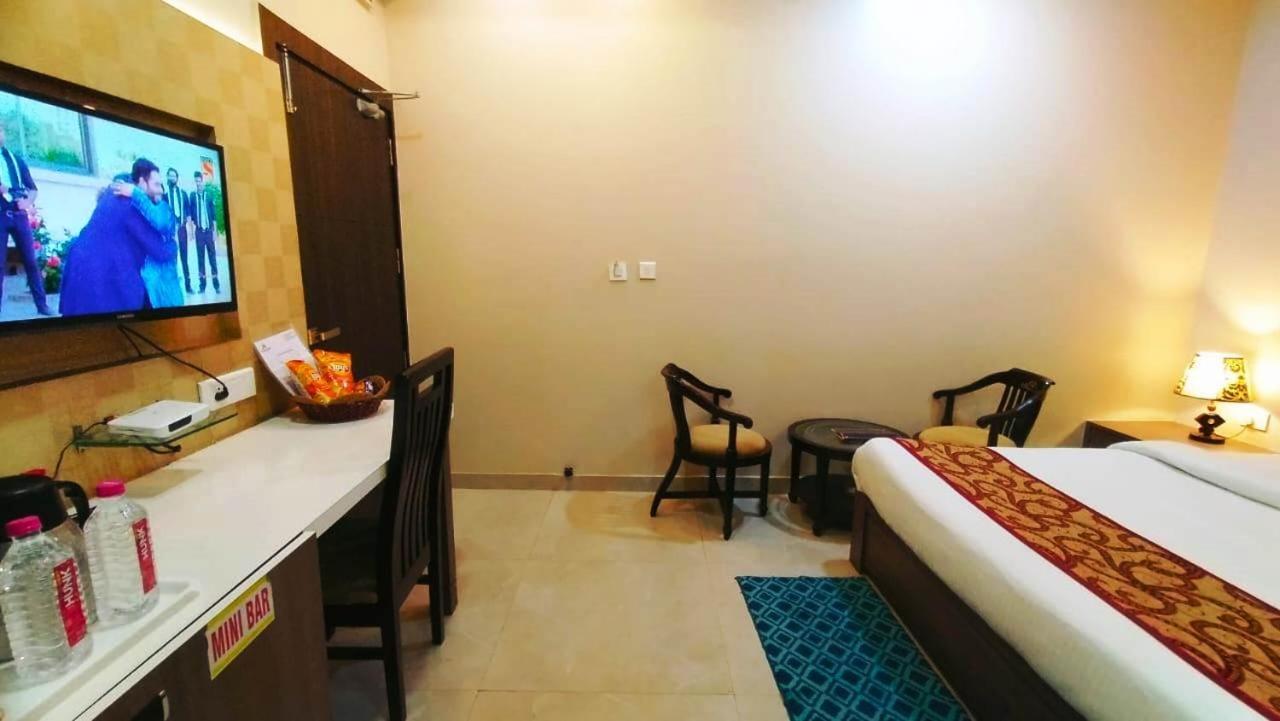 Hotel Ozas Grand Varanasi Exterior foto