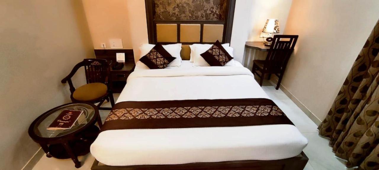 Hotel Ozas Grand Varanasi Exterior foto