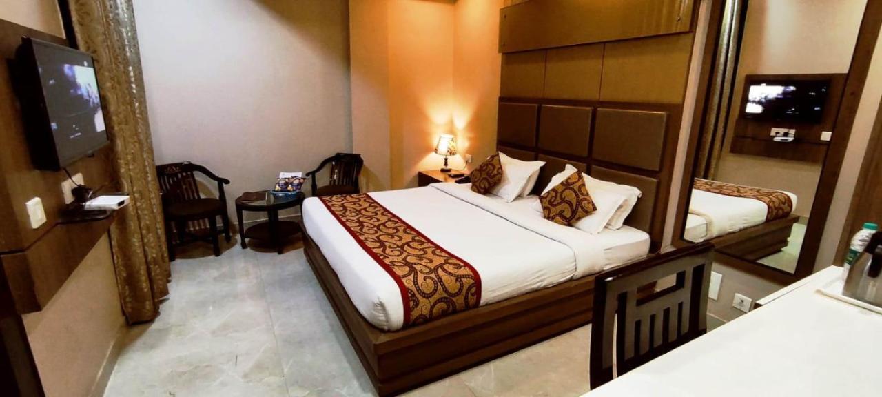 Hotel Ozas Grand Varanasi Exterior foto