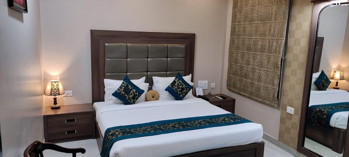Hotel Ozas Grand Varanasi Exterior foto