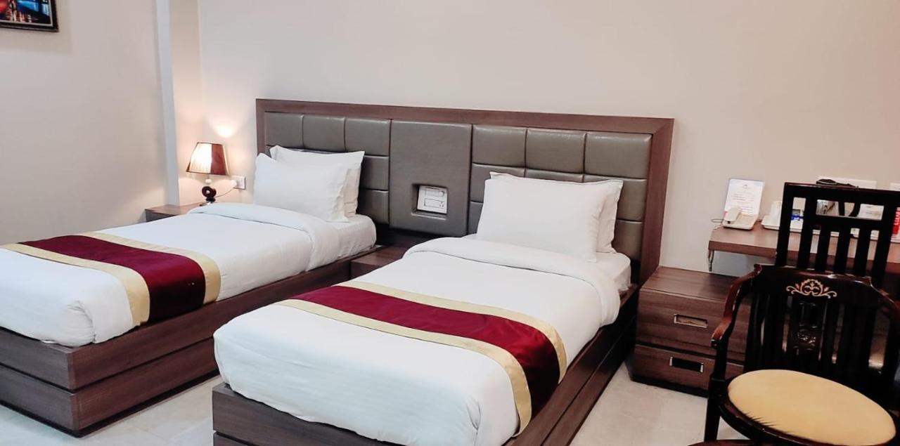 Hotel Ozas Grand Varanasi Exterior foto